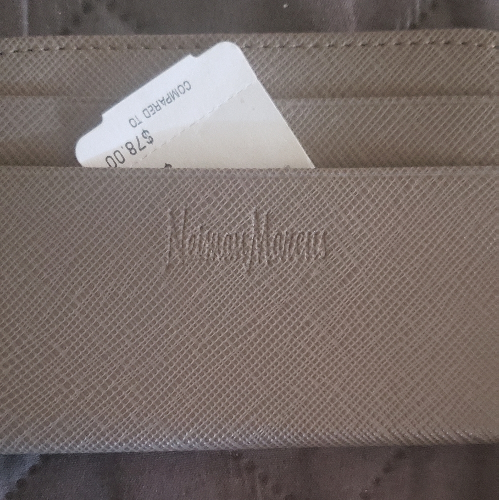 HP🔥🔥🔥Neiman Marcus credit card billfold, small - Picture 3 of 5